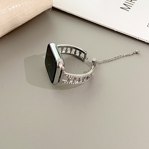 <span class=keywords><strong>Bracelet</strong></span> à breloques de luxe à la mode chaîne en or pour femmes <span class=keywords><strong>bracelet</strong></span> de montre en métal en acier inoxydable pour <span class=keywords><strong>Apple</strong></span> <span class=keywords><strong>Watch</strong></span> 8 <span class=keywords><strong>7</strong></span> 6 5 4 3 2 1 bande - Product Image 5