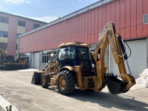 Chargeuse-pelleteuse CAT 420F 4x4 neuve et bien équipée, unité polyvalente pour les travaux de terrassement et de remplissage de fossés - Product Image 6