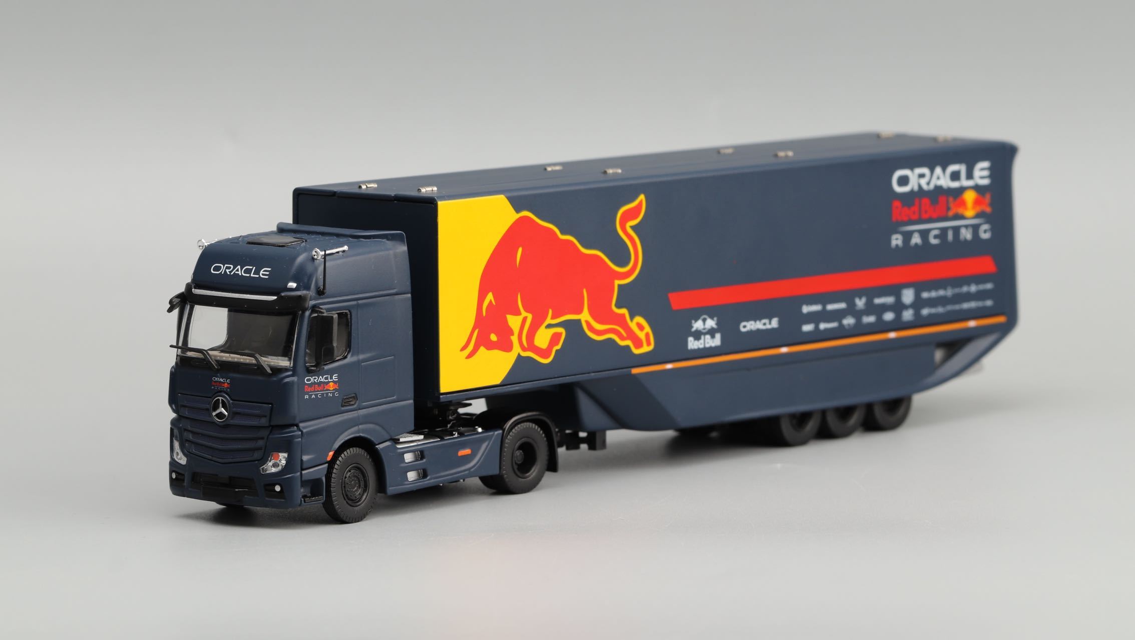 Benz Acteurs RedBull Livrée