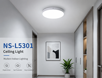 Suspension LED en métal avec globe en albâtre, luminaire nordique moderne et épuré, blanc chaud, petite taille, pour salon et projets.