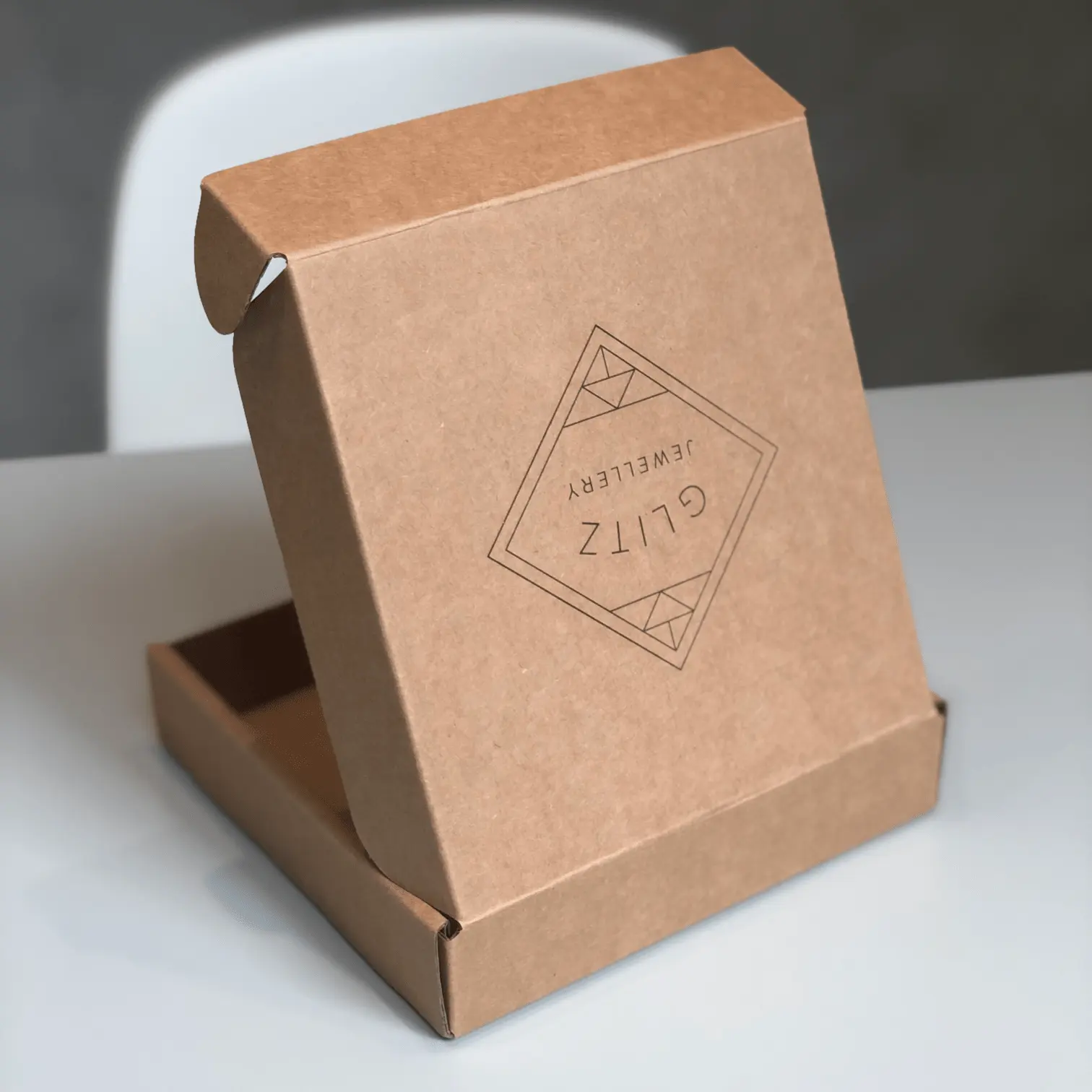 صندوق مخصص بريدي من ورق كرافت بني صديق للبيئة قابل للطي صندوق من الورق المقوى المضلع صناديق شحن بشعار مخصص
