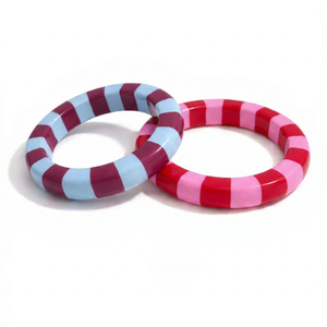 Bracelet manchette en résine rayée fait main, empilable, bicolore, artisanat en résine, motif rayures bonbon, bijoux pour femmes, vente en gros - Product Image 1