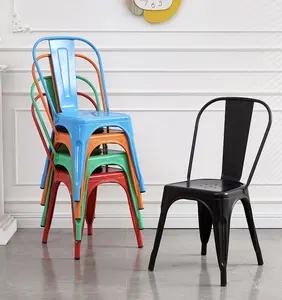 كرسي خارجي كلاسيكي قابل للتكديس من الحديد الأسود المعدني بأسلوب صناعي يمكن تكديسه على بعضهما للمطاعم والمقاهي والحانات كرسي عشاء