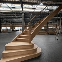 Escalier en colimaçon courbé sur mesure pour villa haut de gamme avec marches en bois massif et rampes en métal