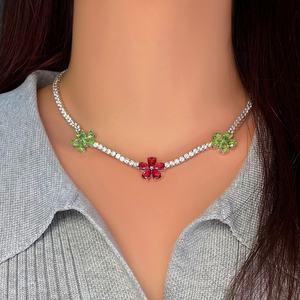 Collar con colgante de flor margarita chapado en oro de 18 quilates con circonitas cúbicas estilo Iced Out para mujer - Product Image 6