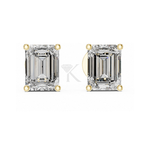 Boucles d'oreilles élégantes en diamant de laboratoire taille émeraude, serties de 4 griffes en or jaune avec fermoirs à vis sécurisés - Product Image 1