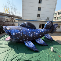 Énorme poisson abyssal gonflable, ancien organisme marin Coelacanth avec souffleur pour exposition d'art sur le thème de la vie préhistorique