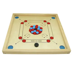 带硬币和前锋的木制卡罗姆板，经典印度桌面家庭棋盘游戏套装
