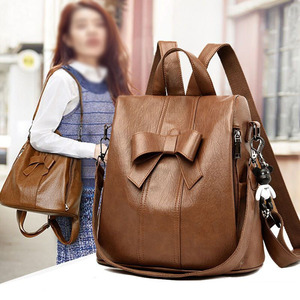 Mochila de cuero suave con diseño de lazo, convertible en bolso cruzado para damas, ideal para el día a día con un lindo colgante. - Product Image 5