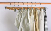Cintres en bois massif naturel pour pantalons et jupes, avec 2 pinces réglables anti-rouille