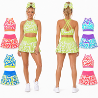 Ensemble d'entraînement de cheerleading personnalisé avec imprimé tourbillon, col montant halter, dos croisé en X, ceinture à strass et jupe plissée – Tenue d'entraînement d'équipe