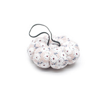 Coussin à épingles en forme de fleur avec cordon élastique noir pour épingles de couture et épingles à perles