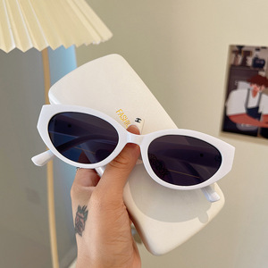 Qianai – lunettes de soleil œil de chat irrégulières, monture noire, lentille Ac, Protection Uv400 pour femmes, Style urbain, mode tendance - Product Image 3