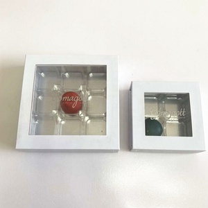 Boîte cadeau en papier pour chocolats haut de gamme à 4/9 cavités, avec couvercle à fenêtre transparente et insert en plastique PET - Product Image 3