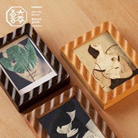 Marco de Fotos Magnético de Madera Sólida Ecológico con Patrón de Ondas, Decoración Creativa para Escritorio, Almacenamiento Personalizable, Impresión Giclée Encajable