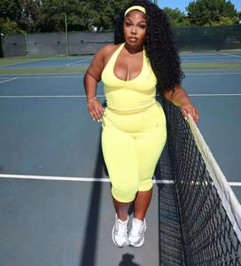 ملابس نسائية صيفية لعام 2025 بطراز Y2K، طقم مخصص من توب قصير برباط وبنطلون كابري ضيق للنساء من قطعتين - Product Image 3