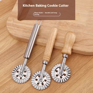 سكين بيتزا بعجلة تقطيع الكيك وقوالب البسكويت، أداة خبز طويلة بمقبض من خشب البلوط، توريد مباشر من المصنع - Product Image 2