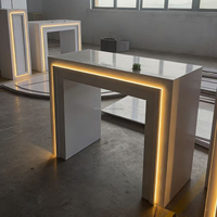 Accessoires de fête : Socle cannelé pour gâteau de mariage, arche de toile de fond, support de piédestal avec LED, socle de table à gâteau blanc