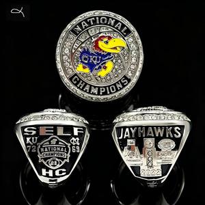 Bague commémorative 2022 en alliage plaqué argent 925 pour le championnat national de basketball masculin NCAA des <span class=keywords><strong>Jayhawks</strong></span> de l'Université du Kansas - Product Image 1