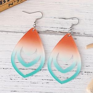 Pendientes de acrílico Estilo bohemio Resort Pendientes colgantes de forma irregular que cambian de color para mujeres Uionen 810 - Product Image 2