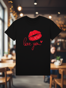 T-shirt Oversize da Donna con Stampa Labbra Rosse 'Love You', Nera, Collo Tondo, Manica Corta, Vestibilità Ampia, per Tutte le Stagioni, Casual, 100% Cotone - Product Image 2