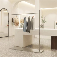 Nouveau style, prix réduit : Présentoir de vêtements sur pied avec base ronde finition or pour la vente au détail