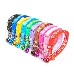 Kalung Hewan Peliharaan Grosir yang Dapat Disesuaikan dengan Pola Jejak Kaki Anjing 1.0cm, Pilihan Multi-Warna untuk Anak Anjing dan Kucing, Termasuk Lonceng - Product Image 1