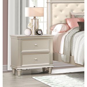Muebles de dormitorio tradicionales modernos DB, mesita de noche con acabado plateado con frentes de cajón texturizados, perillas pulidas para apartamento en casa - Product Image 1