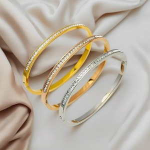 กำไลข้อมือแฟชั่นสแตนเลสสตีลชุบทอง 18K สำหรับผู้ชายและผู้หญิง เครื่องประดับสำหรับโอกาสต่างๆ ประดับเพชรซิร์คอน เหมาะสำหรับเป็นของขวัญ - Product Image 1