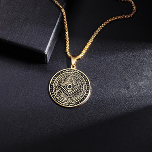 Collar con <span class=keywords><strong>Colgante</strong></span> Redondo <span class=keywords><strong>de</strong></span> Acero Inoxidable con Diseño Masónico <span class=keywords><strong>de</strong></span> <span class=keywords><strong>Ojo</strong></span> <span class=keywords><strong>de</strong></span> <span class=keywords><strong>Horus</strong></span> y Pirámide, con Cadena, Venta al Por Mayor - Product Image 3