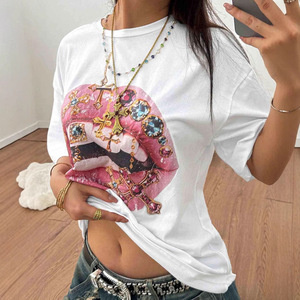 เสื้อยืดพิมพ์ลายริมฝีปากโลโก้สั่งทำขายส่งสำหรับผู้หญิง เนื้อผ้าโพลีเอสเตอร์ระบายอากาศได้ดี ทรงหลวม แขนสั้น ลายกราฟิก สไตล์สตรีทแฟชั่น เสื้อท็อปสำหรับฤดูใบไม้ผลิ - Product Image 1
