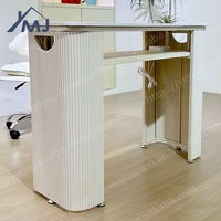 Table de manucure moderne et robuste pour salon de beauté