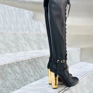 Botas de mujer negras con cordones, parte superior hueca y hebillas, de 10 cm, con tacón grueso y recortes, estilo botín largo, para desfile de moda - Product Image 6