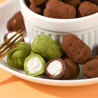 Op maat gemaakte mini-suikergoedjes van katoensuiker, sinaasappelsmaak, knapperig, met melkchocolade en jamvulling, marshmallow.