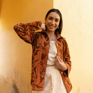 Chaqueta de Mujer Suzani en Algodón Color Óxido con Apliques Azules Bordados, Combina Lujo con la Arte Contemporánea India - Product Image 2