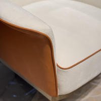 Fauteuil d'appoint Bergère moderne et contemporain à dossier haut en tissu, design de luxe discret pour villa, salon, appartement, hôtel, en bois massif