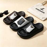 Sandales d'été pour hommes en cuir PU texture crocodile, avec logo triangulaire blanc, semelle épaisse en EVA antidérapante, pour la douche et la plage
