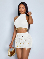 Ensemble deux pièces d'été pour femme : haut court uni à col halter sans manches et short moulant avec sequins et pompons