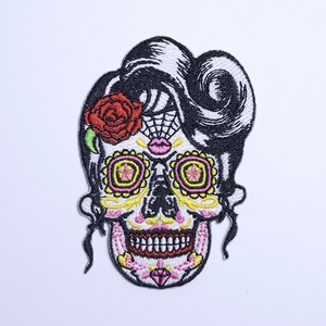 شارة ورقعة مطرزة مخصصة للملابس قابلة للكي بالحرارة بتصميمات روك ريترو وموت بانك على شكل جمجمة - Product Image 3