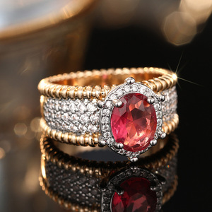 Anello Bicolore con Bordo Metallico per Donne, Gioiello Elegante e di Lusso per un Look Urbano e Alla Moda - Product Image 5