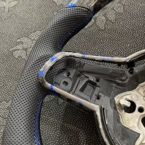 Volant sport en fibre de carbone forgée bleue avec lumières LED pour les modèles Golf 7/7.5/R/R-line/GTI/Polo/Amarok - Plug & Play - Product Image 3