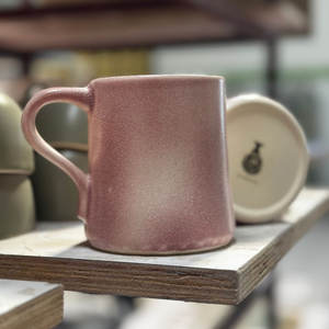 Tasses à thé et à café modernes à rayures rouges imprimées sur mesure, avec revêtement céramique de qualité export, effet rose éclatant - Product Image 1