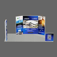 Stand de Exhibición Multipanel con 3 Paneles de Visualización Conectados y Mostrador de Recepción a Juego para Ferias Comerciales de la Industria de Lubricantes y Petróleo