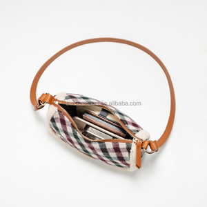 Bolso de Hombro de Mujer de Cuero PU con Diseño Coreano y Patrón de Letras, Cierre de Cremallera, Gran Capacidad, Impermeable y Portátil - Product Image 6