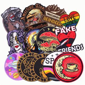 Appliques brodées personnalisées, patchs de créateur, logo 3D en lettres, thermocollants, broderies personnalisées pour vêtements - Product Image 1