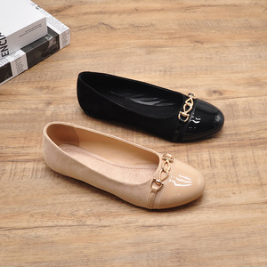 Escarpins en daim toucher velours d'été pour femmes talon bas sans lacet avec détail d'orteil en chaîne en métal noir/Beige tenue de bureau - Product Image 2
