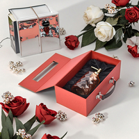 Boîte cadeau de parfum à fermeture magnétique de luxe Boîte en papier rigide personnalisée avec tampon en or avec poignée en cuir et logo