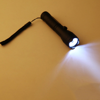 Lampe torche tactique EDC QXMOVING en aluminium, piles AA, couleur noire, 7 LED, avec lumière laser rouge pour le camping et la chasse