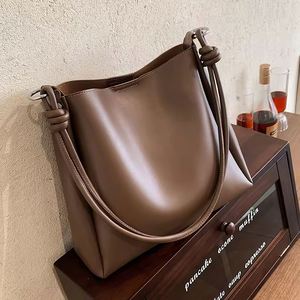 Bolsa femenina vintage de alta calidad en cuero genuino mate para venta al por mayor personalizada lanzamiento 2025 - Product Image 1