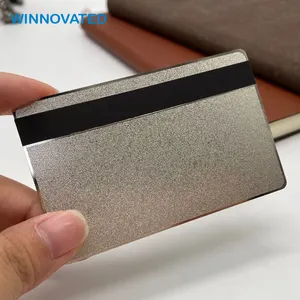 कस्टम खाली फ्रॉस्टेड फिनिश धातु बैंक कार्ड और चुंबकीय पट्टी हस्ताक्षर पट्टी के साथ